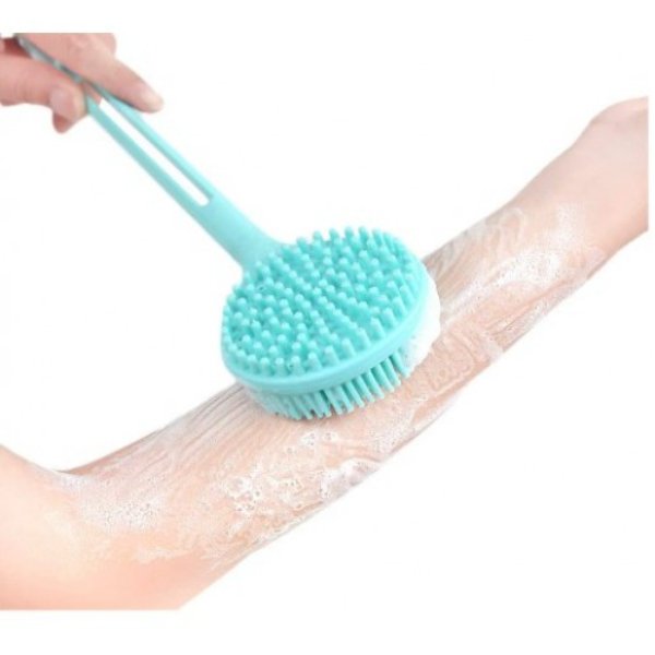 SHT95924 Uzunkese2 500x500 1 Çift Taraflı Silikon Uzun Saplı Banyo Fırçası najmaddin.com vücudunuzu hem temizlemek hem de masaj etkisiyle rahatlatmak için tasarlanmış çok yönlü bir üründür. Bir yüzeyinde derinlemesine temizlik sağlayan özel silikon kıllar bulunurken