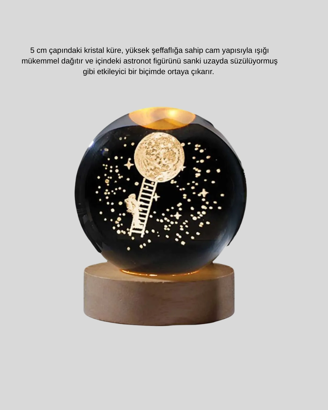 Astronot Kure 454037266 Sw1080sh1350 700x875 ASTRONOT KÜRE najmaddin.com ışığı kırarak tasarımın derinliğini ve parlaklığını artırır. Ahşap tabanlı LED ışık sistemi