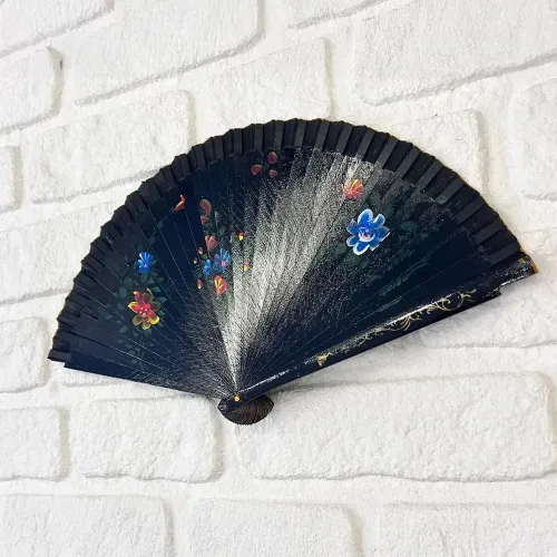 Bambu Cift Tarafli Siyah Yelpaze 12li Paket 2 500x500 1 Bambu Çift Taraflı Siyah Yelpaze 12'li Paket najmaddin.com hem işlevsel hem de estetik bir aksesuardır.Tasarım: İnce işçilikli bambu iskelet üzerine gerilmiş çift taraflı siyah kumaş (veya kağıt) yüzeyden yapılmıştır.Renk: Klasik ve zarif siyah rengiyle her türlü kıyafet ve ortama şıklıkla uyum sağlar.Malzeme: Dayanıklı bambu iskeleti sayesinde uzun ömürlü kullanım sunar.Kullanım Alanı: Düğünler