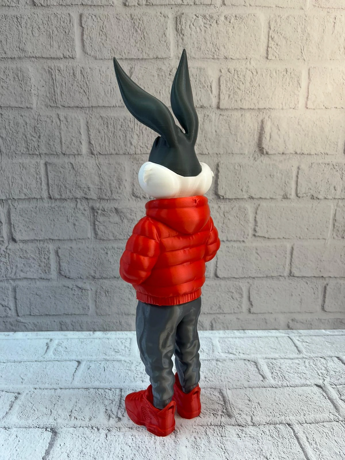 Bugs Bunny Buyuk Boy Figur 1034 Cm Salon Dekoru 491471774 Sw1200sh1600 700x933 Bugs Bunny Büyük Boy Figür 10×34 cm Salon Dekoru najmaddin.com modern ve pop-art dekorasyon stilini tamamlayan şık bir objedir. Tek başına sergilendiğinde dekorasyona karakter kazandırır.
