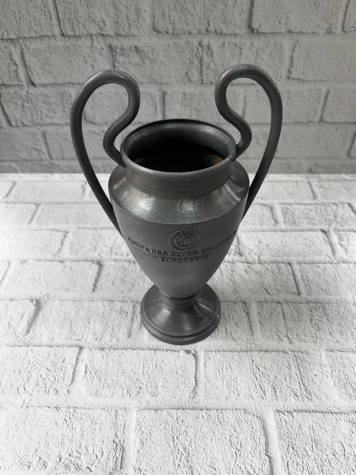 Fume Kupa 25cm Uefa Model Dekoratif Odul Biblosu 464921463 Sw1200sh1600 700x933 Füme Kupa 25cm UEFA Model Dekoratif Ödül Biblosu najmaddin.com raf veya vitrin üzerinde güvenle sergilenebilir. Spor severler