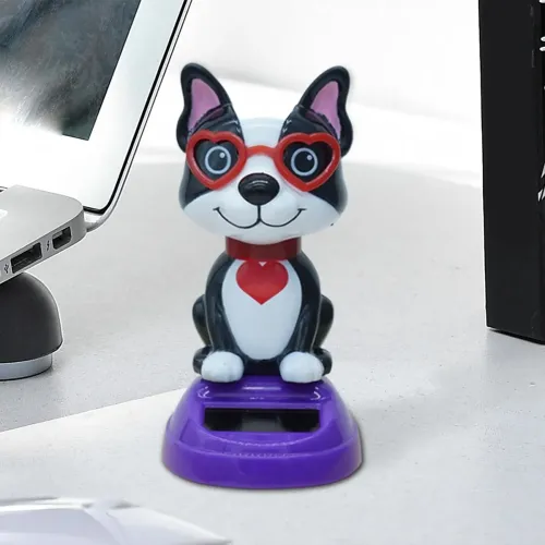 kırmızı kolyesi ve tatlı gülümsemesiyle bulunduğu her ortama anında canlılık katar. Pilsiz çalışan bu figür