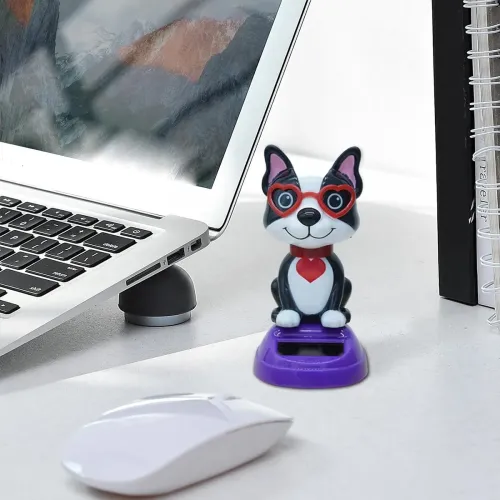 pil veya şarj gerektirmez.Hareket: Işık aldığında figürün kafası sallanır (Bobble Head).Tasarım: Siyah