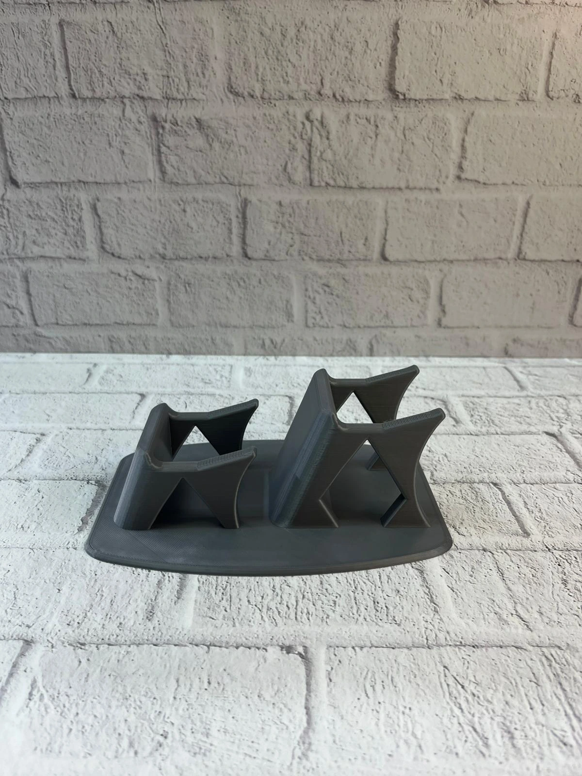 Ikili Gamepad Tutucu Antrasit 7x18 Cm Oyun Aksesuari 460560185 Sw1200sh1600 700x933 İkili Gamepad Tutucu Antrasit 7x18 cm Oyun Aksesuarı najmaddin.com masa ve raf gibi alanlarda rahatlıkla kullanılmasını sağlar. Kompakt yapısı sayesinde alan tasarrufu sunarken iki adet gamepad’i düzenli şekilde muhafaza eder.Antrasit ton