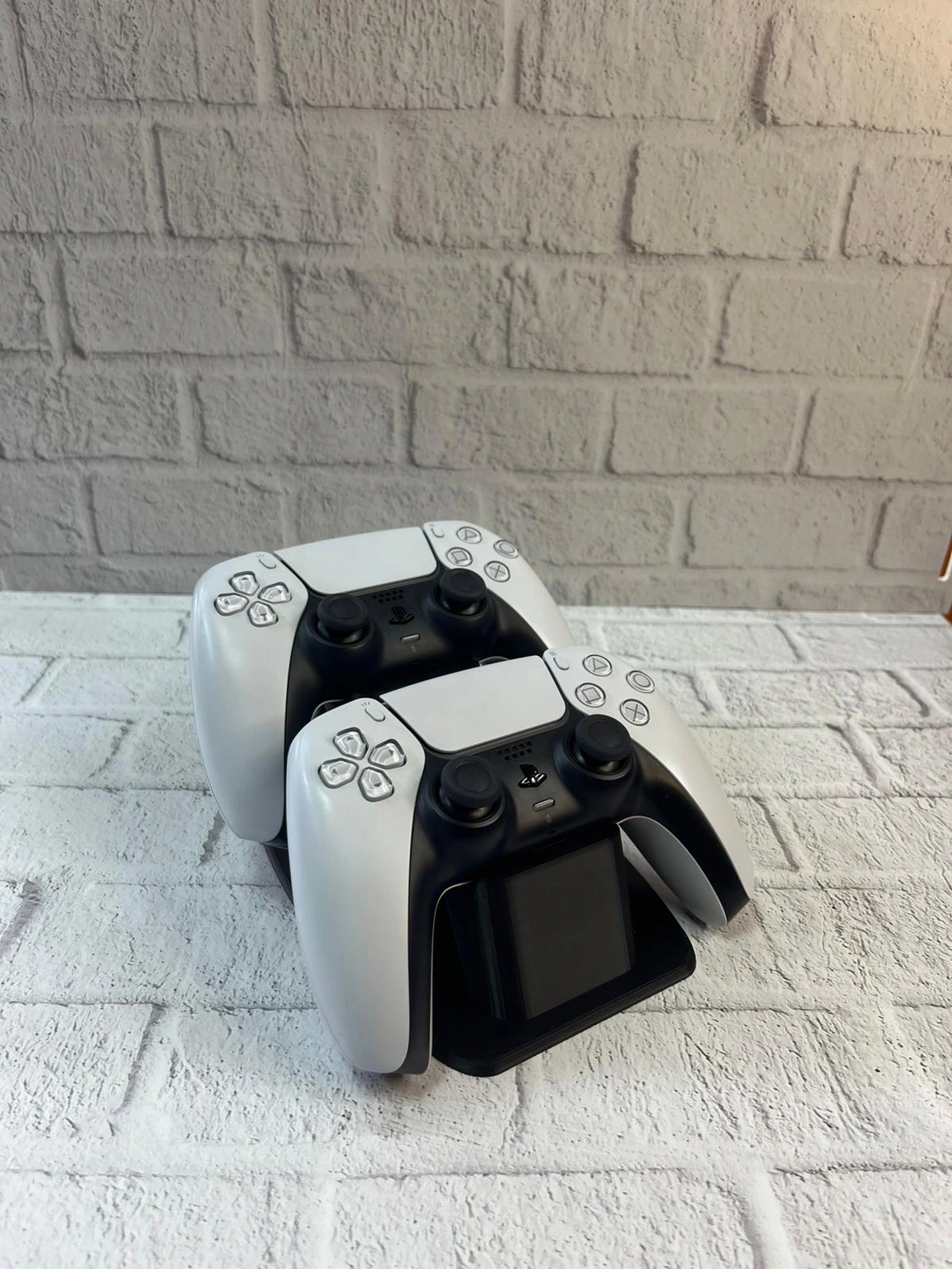 Ikili Gamepad Tutucu Siyah 7x18 Cm Masa Ve Raf Duzeni 475739639 Sw1200sh1600 700x933 İkili Gamepad Tutucu Siyah 7x18 cm Masa ve Raf Düzeni najmaddin.com raf veya TV ünitesi üzerinde modern bir görünüm sunar. 7x18 cm ölçüsü ile yer kaplamadan iki adet gamepad’i aynı anda düzenli şekilde konumlandırmanıza yardımcı olur.Oyun kumandalarının dağınık durmasını engelleyerek masa üstünde daha temiz ve organize bir alan oluşturur. Özellikle çalışma masası veya oyun köşesinde hem düzen hem de görsel bütünlük isteyen kullanıcılar için idealdir. İkili yapısı sayesinde birden fazla kumandayı tek noktada toplar ve erişimi kolaylaştırır.Siyah renkli tasarımı