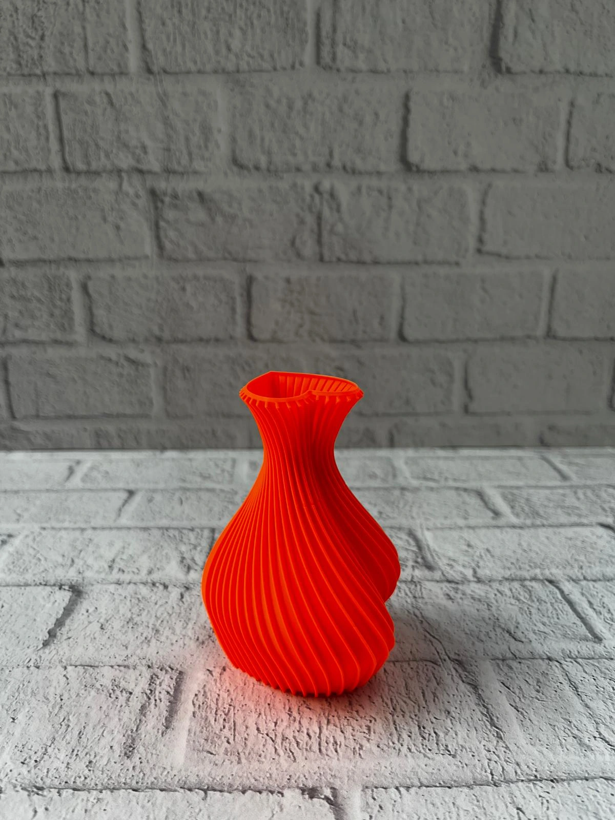 Kalpli Turuncu Dekoratif Vazo 11 Cm Modern Sik Masaustu Aksesuar 465400323 Sw1200sh1600 700x933 Kalpli Turuncu Dekoratif Vazo 11 cm Modern Şık Masaüstü Aksesuar najmaddin.com ürünü sıradan bir vazo olmaktan çıkarıp estetik bir sanat objesine dönüştürür. Masaüstü