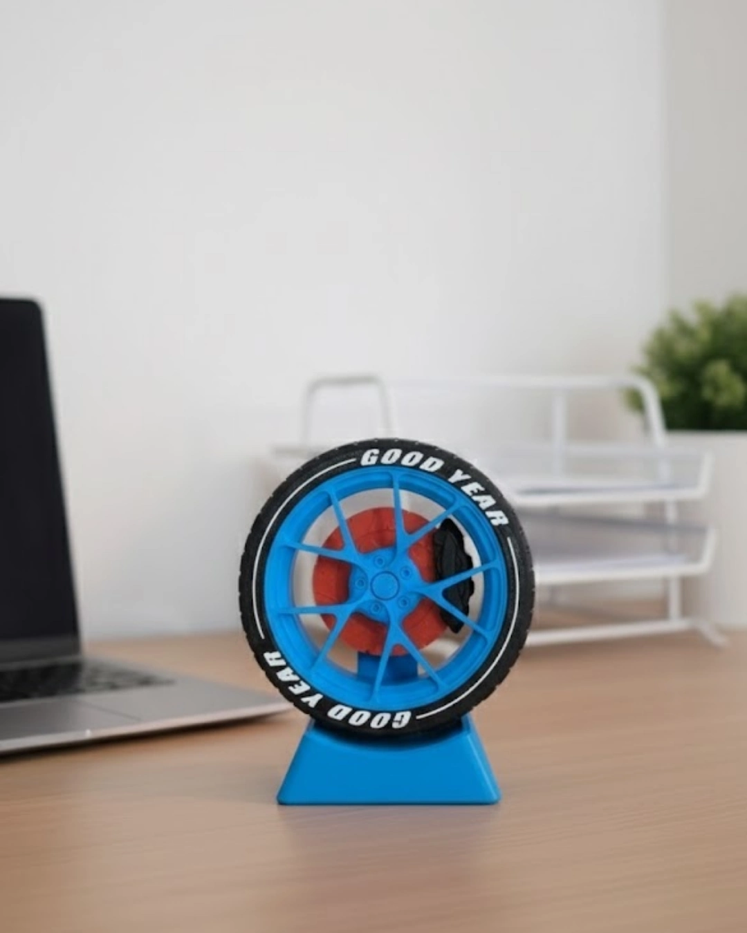Ofis Ve Home Office Icin Jant Temali Dekoratif Obje 3 29418218 Sw1080sh1350 700x875 Ofis ve Home Office İçin Jant Temalı Dekoratif Obje najmaddin.com klasik ofis aksesuarlarının dışına çıkmak isteyenler için ideal bir üründür. Masa üstü veya raf üzerinde sergilenerek çalışma alanına kişisel bir dokunuş kazandırır. Otomotiv temalı dekor sevenler için özgün bir alternatiftir. Dayanıklı yapısı uzun süreli kullanım sunar. Ev ofisi