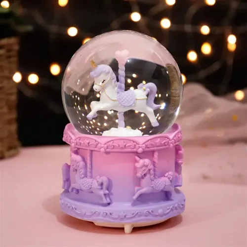 Orta Boy Isikli Unicorn Kar Kuresi 3 500x500 1 Orta Boy Işıklı Unicorn Kar Küresi najmaddin.com alt kısmından açıldığında renk değiştiren veya sabit LED ışıklarla büyüleyici bir ışıltı sunar. Gece lambası olarak da kullanılabilir.Ek Özellikler: Birçok orta boy modelde ışık özelliğinin yanı sıra