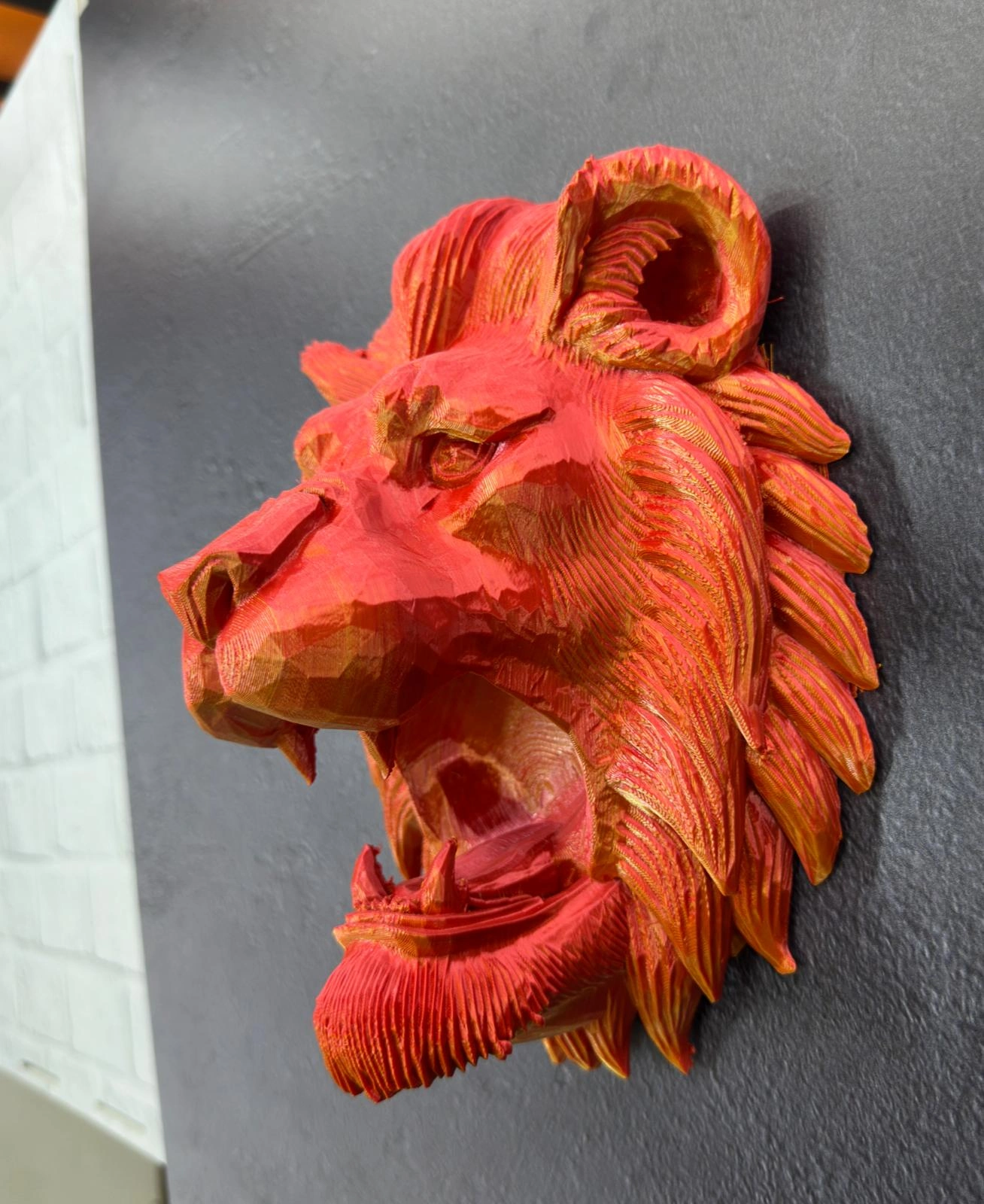 Ozel Tasarim 3d Aslan Figuru Duvar Susu Dekoratif Heykel 20x21 Cm 4 85465985 Sw1308sh1600 700x856 Özel Tasarım 3D Aslan Figürü Duvar Süsü Dekoratif Heykel 20x21 cm najmaddin.com üç boyutlu kabartıları sayesinde gerçekçi bir dokuya ve güçlü bir duruşa sahiptir. Parlak yüzey dokusu
