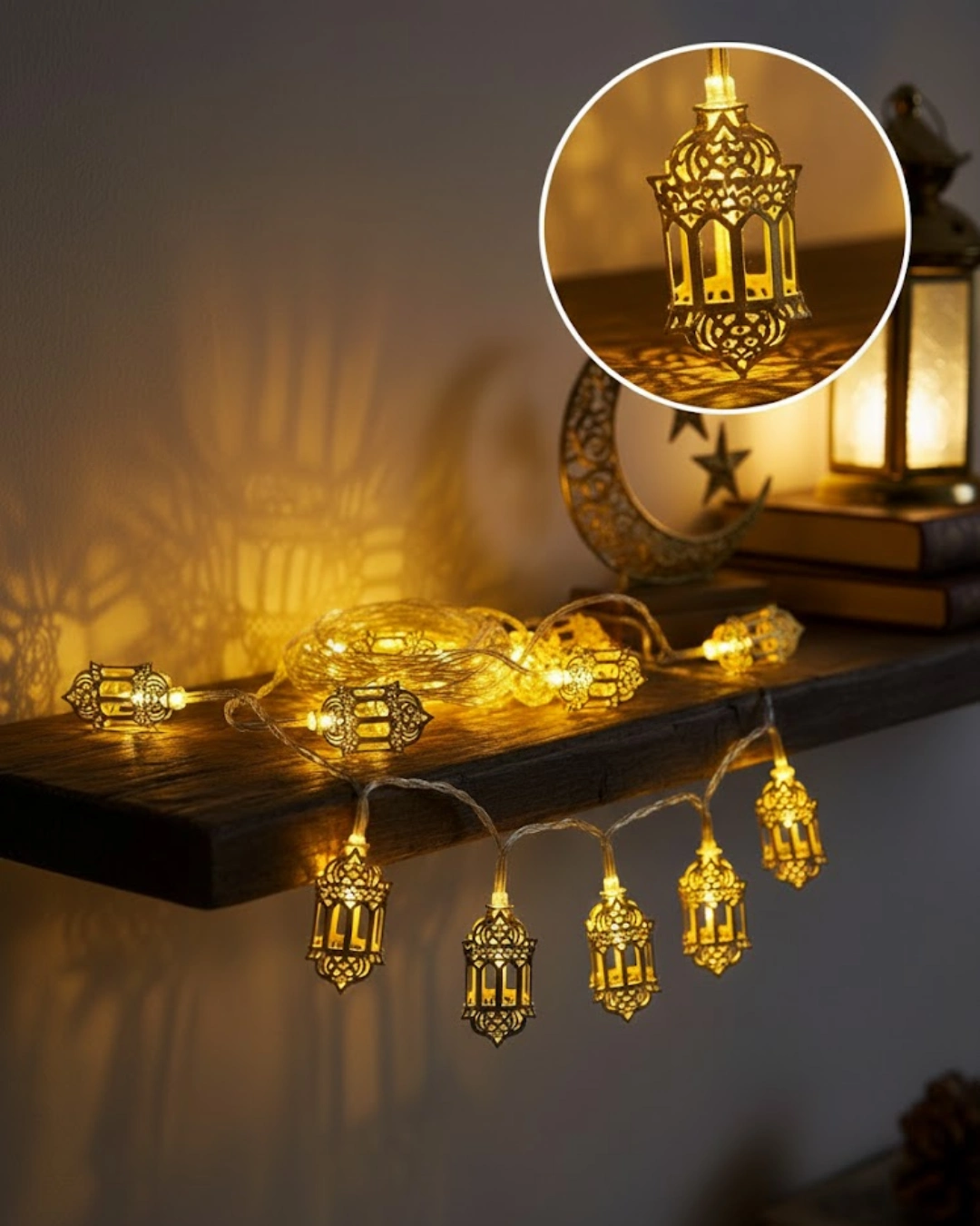 Ramazan Isiklari Pilli Altin Fener Tasarimli Dekoratif Led Aydinlatma 3 42015562 Sw1080sh1350 700x875 Ramazan Işıkları Pilli Altın Fener Tasarımlı Dekoratif LED Aydınlatma najmaddin.com ev dekorasyonunda sıcak ve huzurlu bir atmosfer oluşturmak isteyenler için özel olarak tasarlanmıştır. Altın renkli fener figürleri ile klasik ramazan estetiğini modern LED aydınlatma teknolojisiyle bir araya getirir. Her bir fener detaylı kesim yapısı sayesinde ışığı yumuşak ve göz yormayan bir şekilde yayar