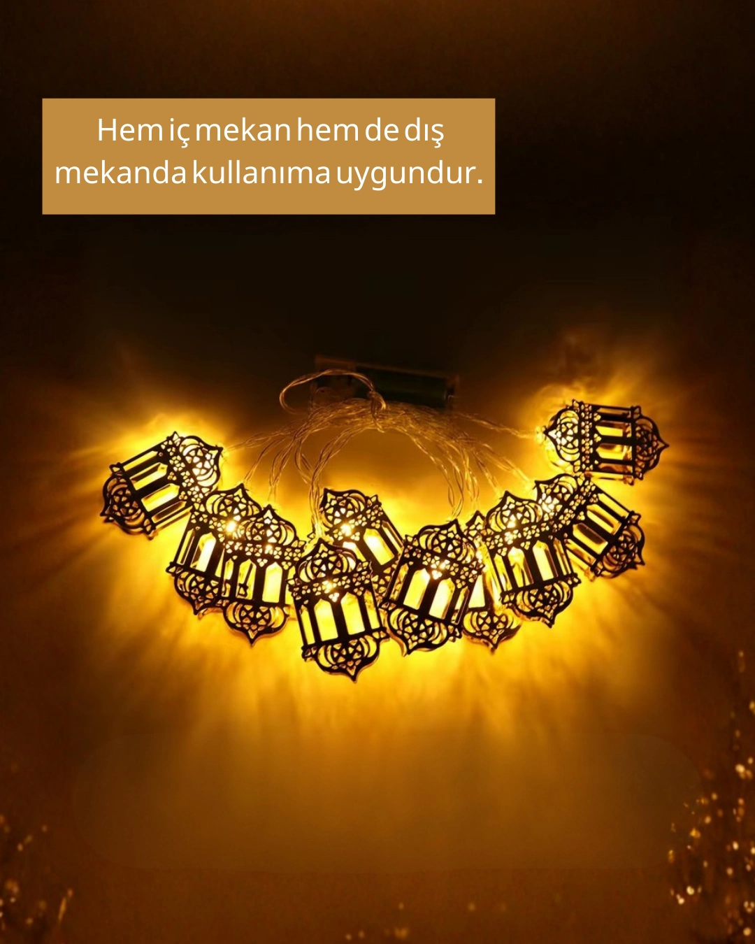 Ramazan Isiklari Pilli Altin Fener Tasarimli Dekoratif Led Aydinlatma 4 62997038 Sw1080sh1350 700x875 Ramazan Işıkları Pilli Altın Fener Tasarımlı Dekoratif LED Aydınlatma najmaddin.com bulunduğu ortamda loş ve davetkâr bir ambiyans oluşturur.Ürünün pilli çalışma özelliği en büyük avantajlarından biridir. Priz ihtiyacı olmadan kullanılabildiği için evin her köşesinde özgürce konumlandırılabilir. Raf üstlerinde