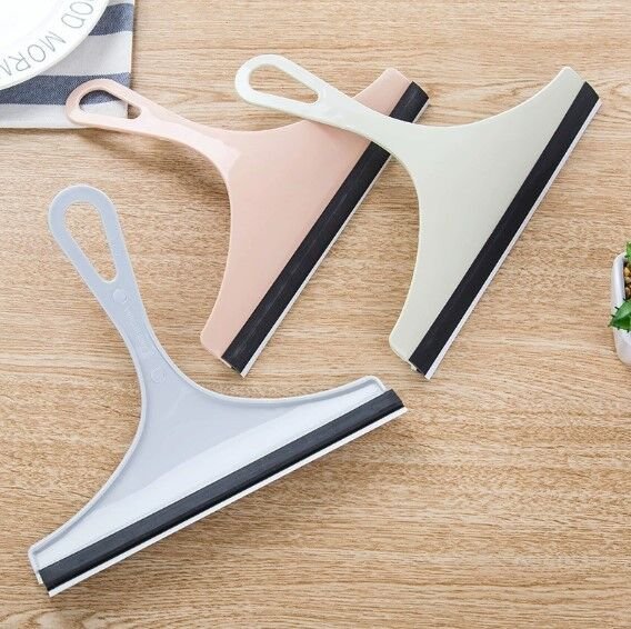 Silecek 1 Çok Amaçlı Banyo ve Cam, Ayna Temizlik Sileceği najmaddin.com tek bir harekette suyu derinlemesine temizleyerek arkasında pürüzsüz ve parlak bir görünüm bırakır.