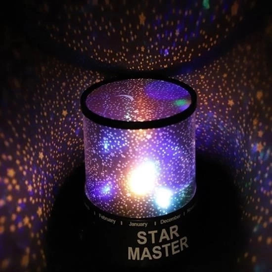 Star Master Pilli Gokyuzu Projeksiyonlu Led Renkli Yildizli Tavan Isik Yansitma Gece Lambasi 2 94120861 Sw550sh550 Star Master Pilli Gökyüzü Projeksiyonlu Led Renkli Yıldızlı Tavan Işık Yansıtma Gece Lambası najmaddin.com Star Master Pilli Gökyüzü Projeksiyonlu Led Renkli Yıldızlı Tavan Işık Yansıtma Gece LambasıStar Master Yıldızlı Gece Lambası Işıltılı renklerle odanız ışıl ışıl!Star Master Pilli Gökyüzü Gece Lambası ÖzellikleriRenkli projeksiyon gece lambası ile odanıza ayrı bir hava katacaksınızProjeksiyon Gece Lambası Star Master′a çocuklarınız da hayran kalacakPilli tavan aydınlatmalı gece lambasıyla çocuğunuzun odasını renklendirirÇocuğunuzun uykuya daha kolay dalmasını sağlayınRengarenk ışıkları seyretmek uykudan önce tüm yorgunluğu alacaktırGece saatinde odanızın tamamını parlayan ışıklarla süsleyerek romantik ortam oluşturabilirsinizYıldız yansıtmalı led ışık ve yansıtıcı iç yüzey ile renk cümbüşü yaşayın Projeksiyon yıldızlı renkli gece lambası ile odanızın havasını değiştirin!ABS plastikten