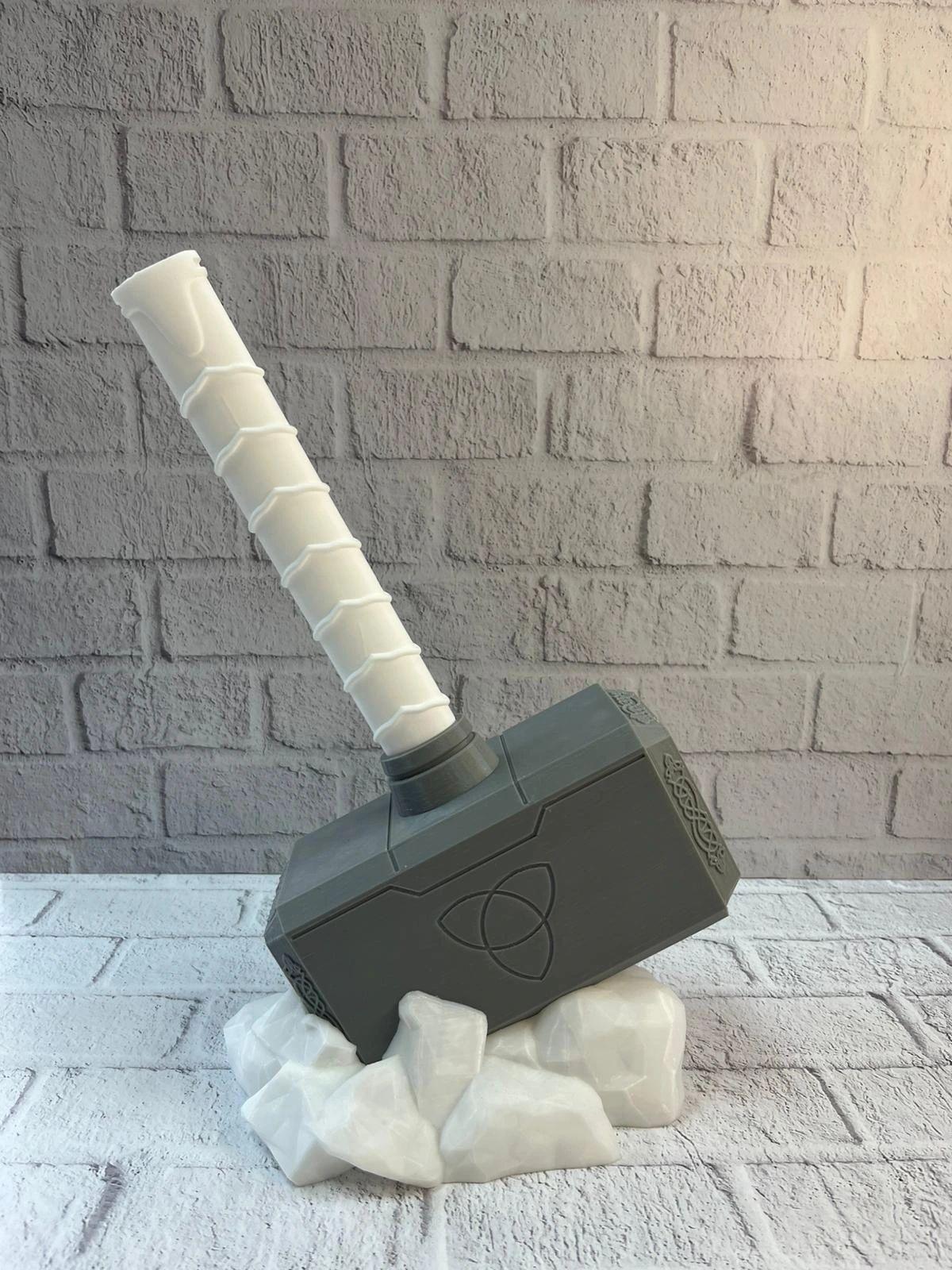 Thor Cekici Dekoratif Figur Mitolojik Ve Fantastik Ev Aksesuari 20x34 Cm 315528334 Sw1200sh1600 700x933 Thor Çekici Dekoratif Figür Mitolojik ve Fantastik Ev Aksesuarı 20x34 cm najmaddin.com mitolojik gücü temsil eden tasarımıyla ev ve ofis dekorasyonuna farklı bir hava katar. 20×34 cm ölçülerindeki ideal boyutu sayesinde hem tek başına odak noktası olur hem de diğer dekoratif objelerle uyum içinde kullanılabilir. Salon