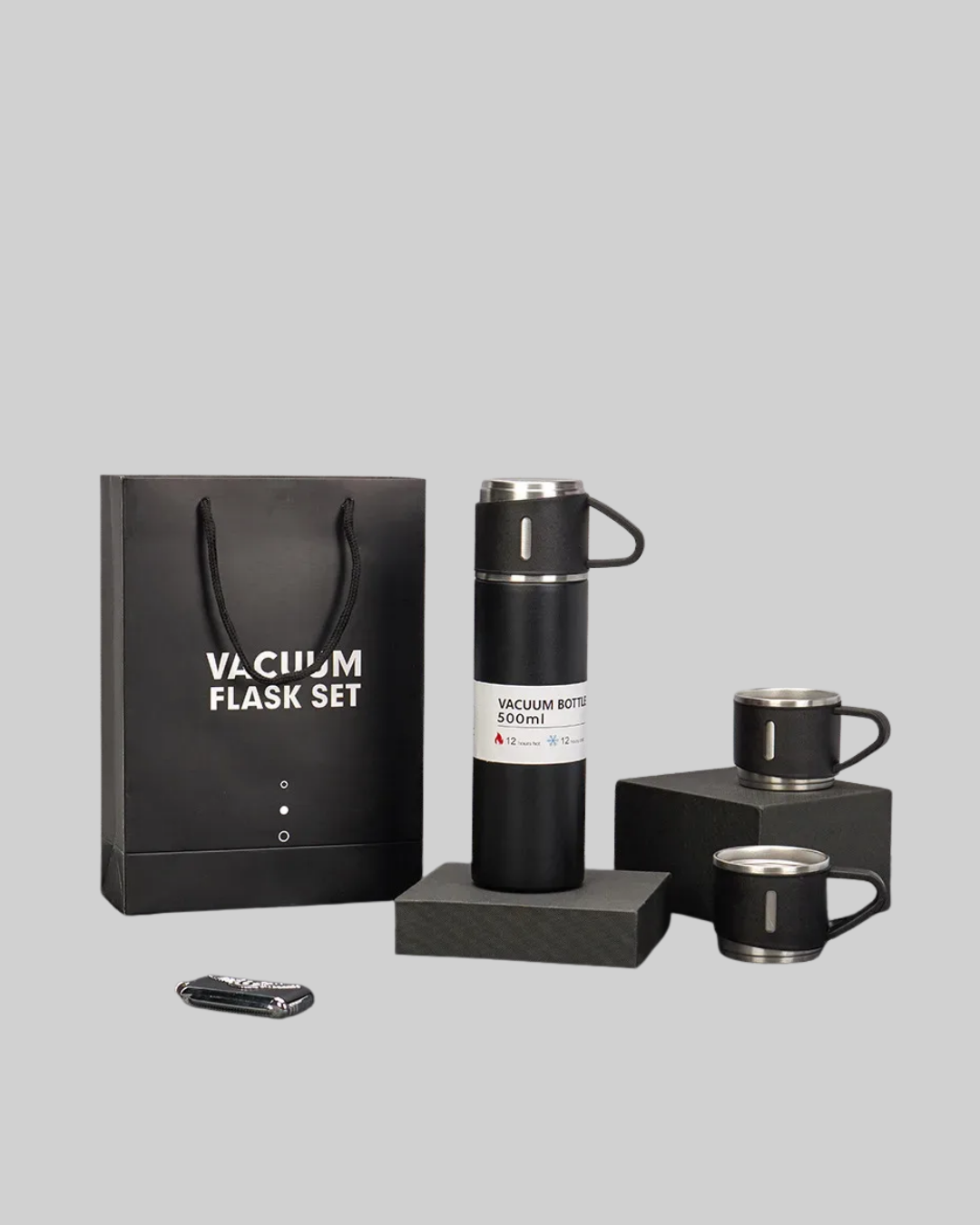 10 38 700x875 304 Çelik Termos Seti | 2 Bardaklı, 500 ml, Uzun Süre Isı Koruma najmaddin.com hem estetik hem de işlevsel özellikleriyle öne çıkıyor. Yüksek kalite 304 paslanmaz çelik gövdesi sayesinde içeceğinizi 6 ila 12 saat boyunca sıcak veya soğuk tutar. Kahveniz