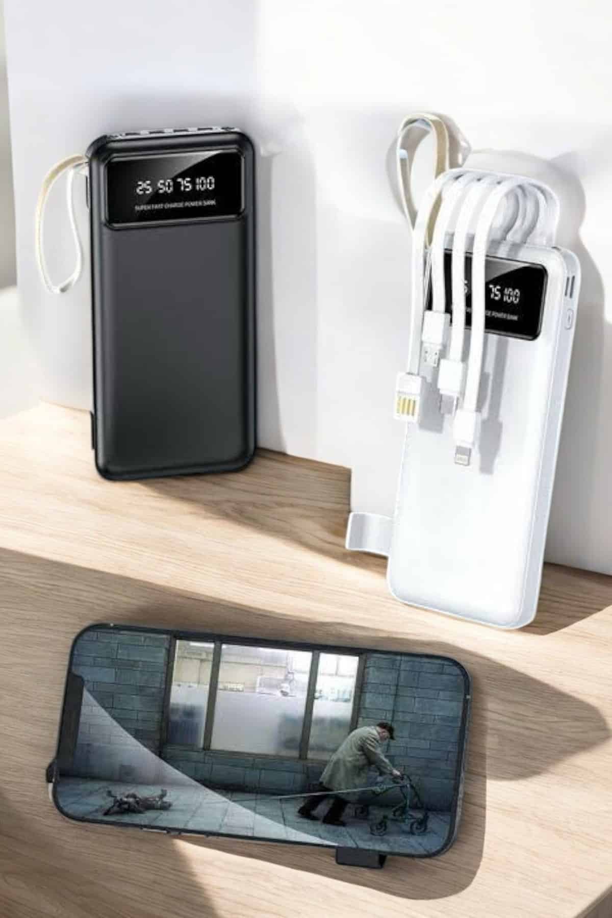 WhatsApp Gorsel 2025 01 02 Saat 03.26.30 8c6e6b9e Photoroom 700x1050 20.000 Mah Led Işıklı LCD Ekran USB Girişli Type-C Lightning Powerbank najmaddin.com yüksek kapasitesi ve gelişmiş özellikleriyle kullanıcıların günlük şarj ihtiyaçlarını karşılamak için mükemmel bir çözüm sunar. 20.000mAh batarya kapasitesi