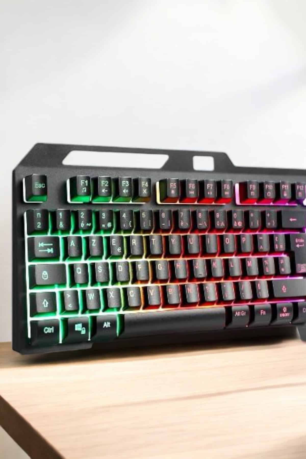 WhatsApp Gorsel 2025 01 15 Saat 16.00.37 90729373 Photoroom 700x1050 Led Işıklı Oyuncu Klavye Usb Girişli RGB Işıklı Q Klavye Mouse Hediyeli najmaddin.com karanlık ortamlarda bile net bir görüş sağlayarak oyun keyfinizi kesintisiz hale getirir. RGB aydınlatması