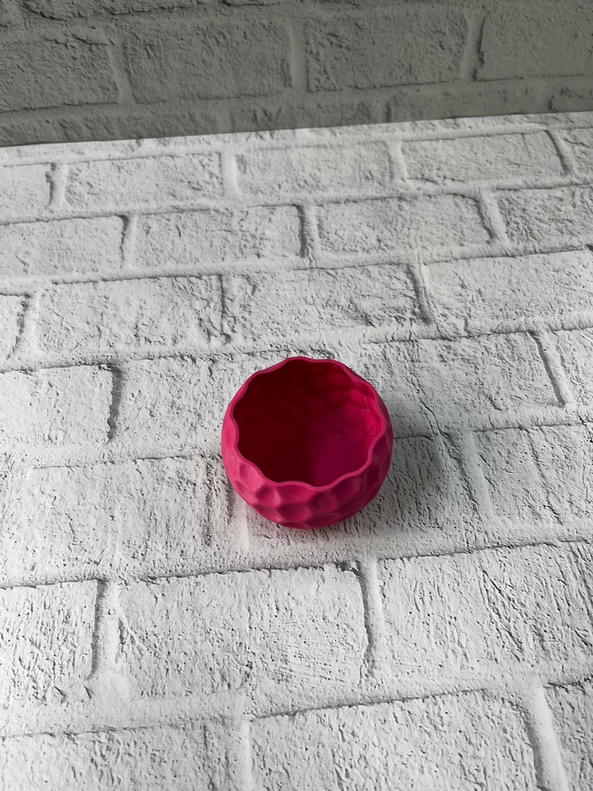 WhatsApp Image 2025 12 11 At 11.38.11 2 700x933 Küçük Boy Mor Saksı 5 cm Şık ve Minimal Dekoratif Tasarım najmaddin.com yaşam alanlarınıza renk ve enerji katmak için ideal bir dekor ürünüdür. Kompakt boyutu sayesinde ofis masası
