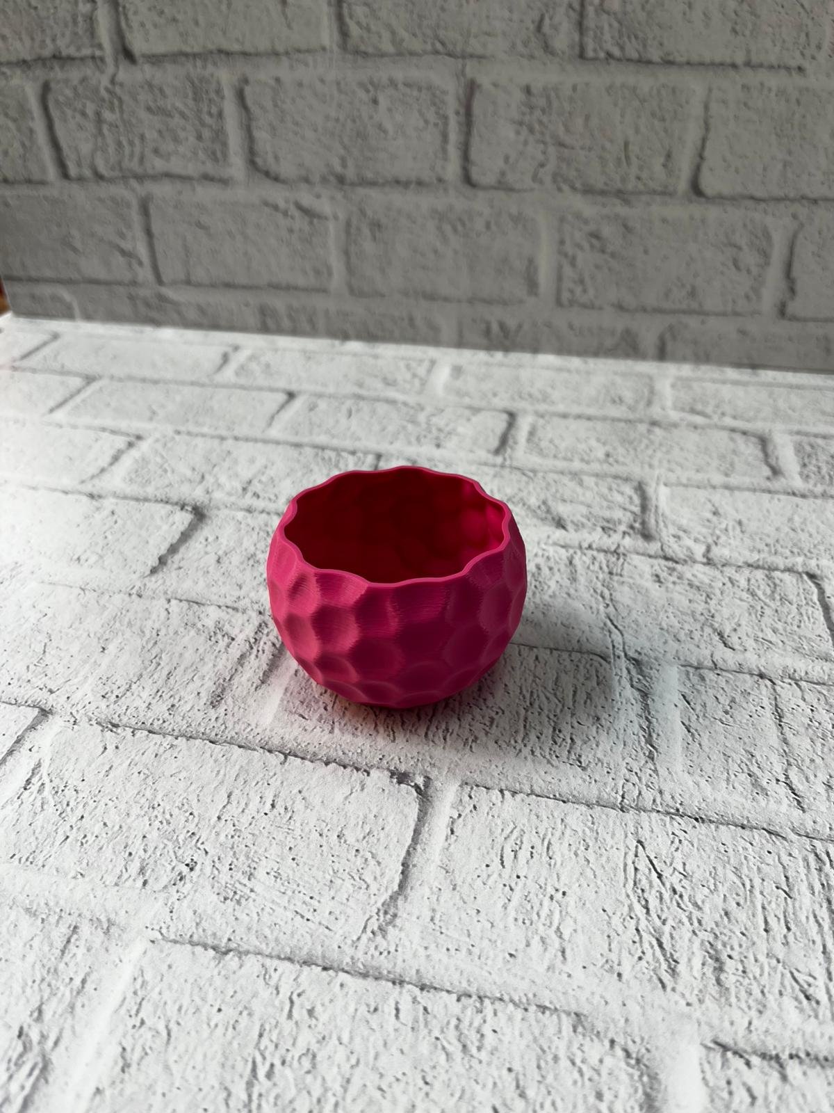 WhatsApp Image 2025 12 11 At 11.38.11 700x933 Küçük Boy Mor Saksı 5 cm Şık ve Minimal Dekoratif Tasarım najmaddin.com canlı mor rengi dekorasyonunuza modern ve dinamik bir hava katar. Mini sukulent