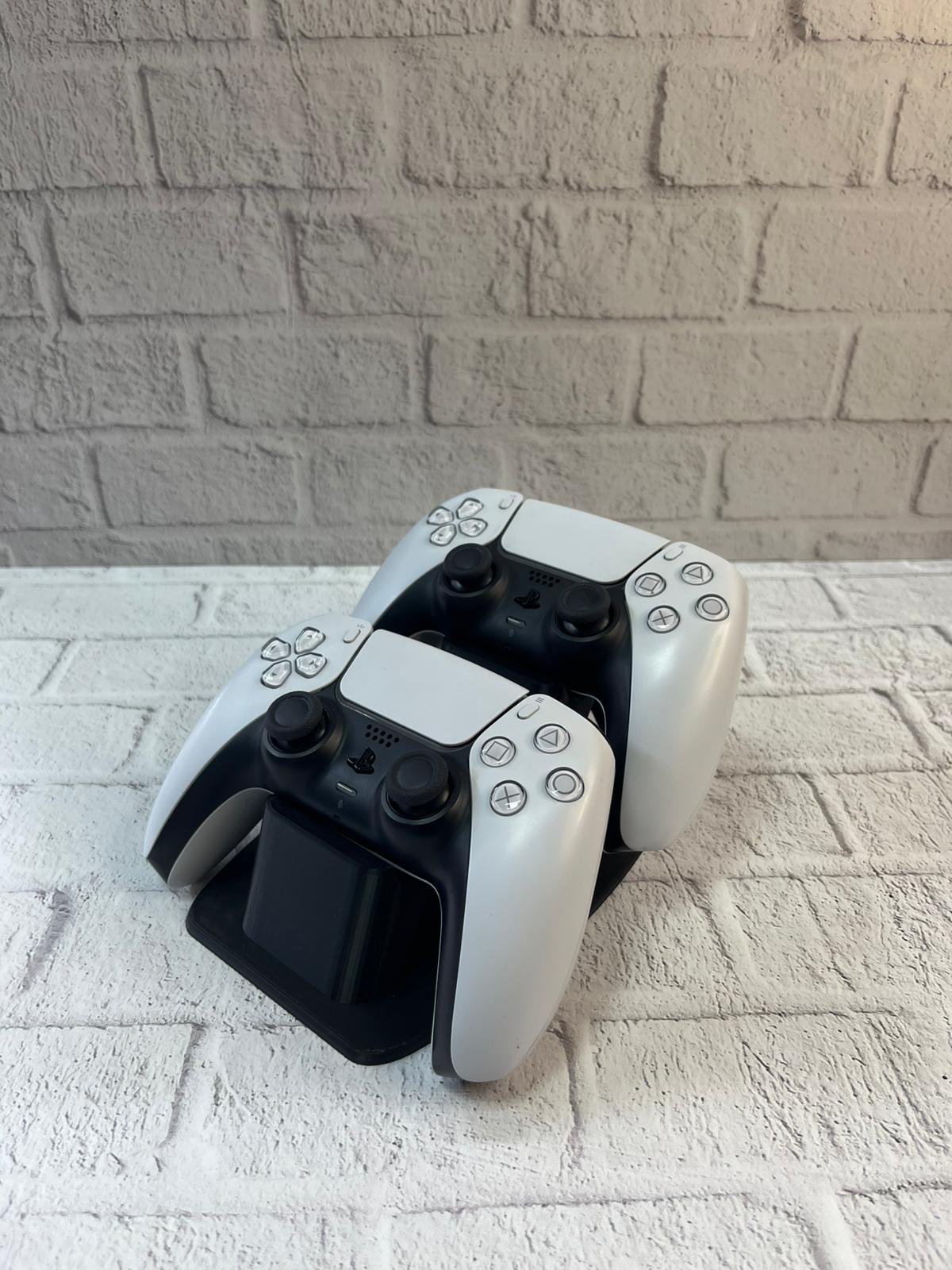 WhatsApp Image 2025 12 20 At 10.34.22 700x933 İkili Gamepad Tutucu Siyah 7x18 cm Masa ve Raf Düzeni najmaddin.com İkili Gamepad Tutucu Siyah 7x18 cm Masa ve Raf Düzeni - Görsel 3
